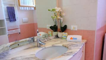 Een douche, handdoeken