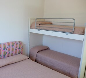 1 soverom, strykejern/-brett og sengetøy