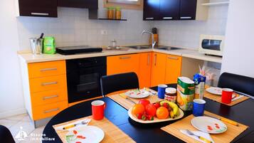 Frigorifero, microonde, forno, piano cottura