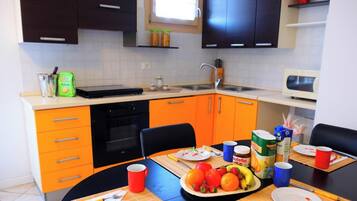 Een koelkast, een magnetron, een oven, een kookplaat