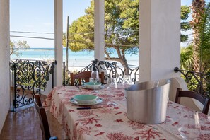 Outdoor dining - Holiday Home 'Villa Gaudì - Milà' with Private Terrace, Wi-Fi and Air Conditioning (Sant'Isidoro)