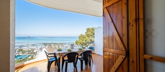 Holiday Home 'Villa Gaudì - Güell' with Sea View, Wi-Fi and Air Conditioning