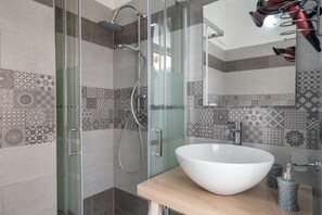 Dusche, Haartrockner, Handtücher