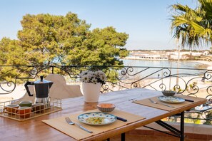 Outdoor dining - Holiday Home 'Villa Gaudì - Sagrada' with Sea View, Wi-Fi and Air Conditioning (Sant'Isidoro)