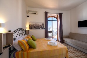 3 bedrooms, free WiFi, bed sheets - Holiday Home 'Villa Gaudì - Sagrada' with Sea View, Wi-Fi and Air Conditioning (Sant'Isidoro)