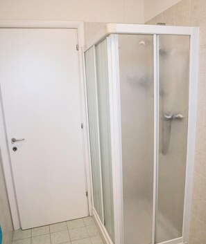 Douche, serviettes fournies