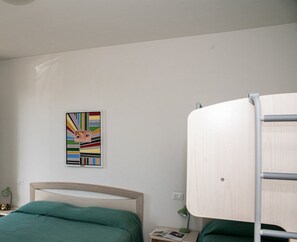 1 sovrum, strykjärn/strykbräda och sängkläder