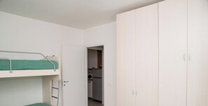 1 camera, ferro/asse da stiro, lenzuola