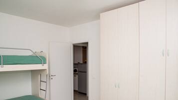 1 camera, ferro/asse da stiro, lenzuola