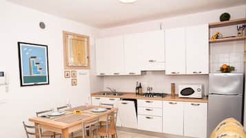 Frigorifero, microonde, piano cottura, lavastoviglie