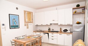 Kylskåp, mikrovågsugn, spishäll och diskmaskin