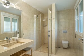 Douche, sèche-cheveux, serviettes fournies