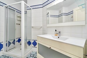 Shower, hair dryer, towels - Apartment 'Primera Línea con Terrace A104' with Sea View, Shared Pool and Wi-Fi (Torrox)