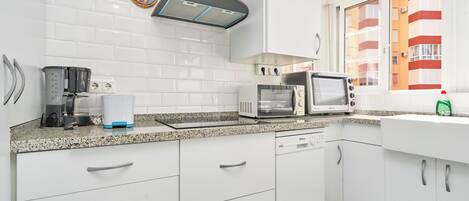 Fridge, microwave, stovetop, dishwasher