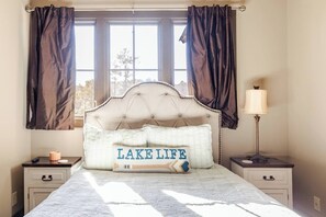 5 室のベッドルーム、デスク、WiFi (無料)、ベッドシーツ