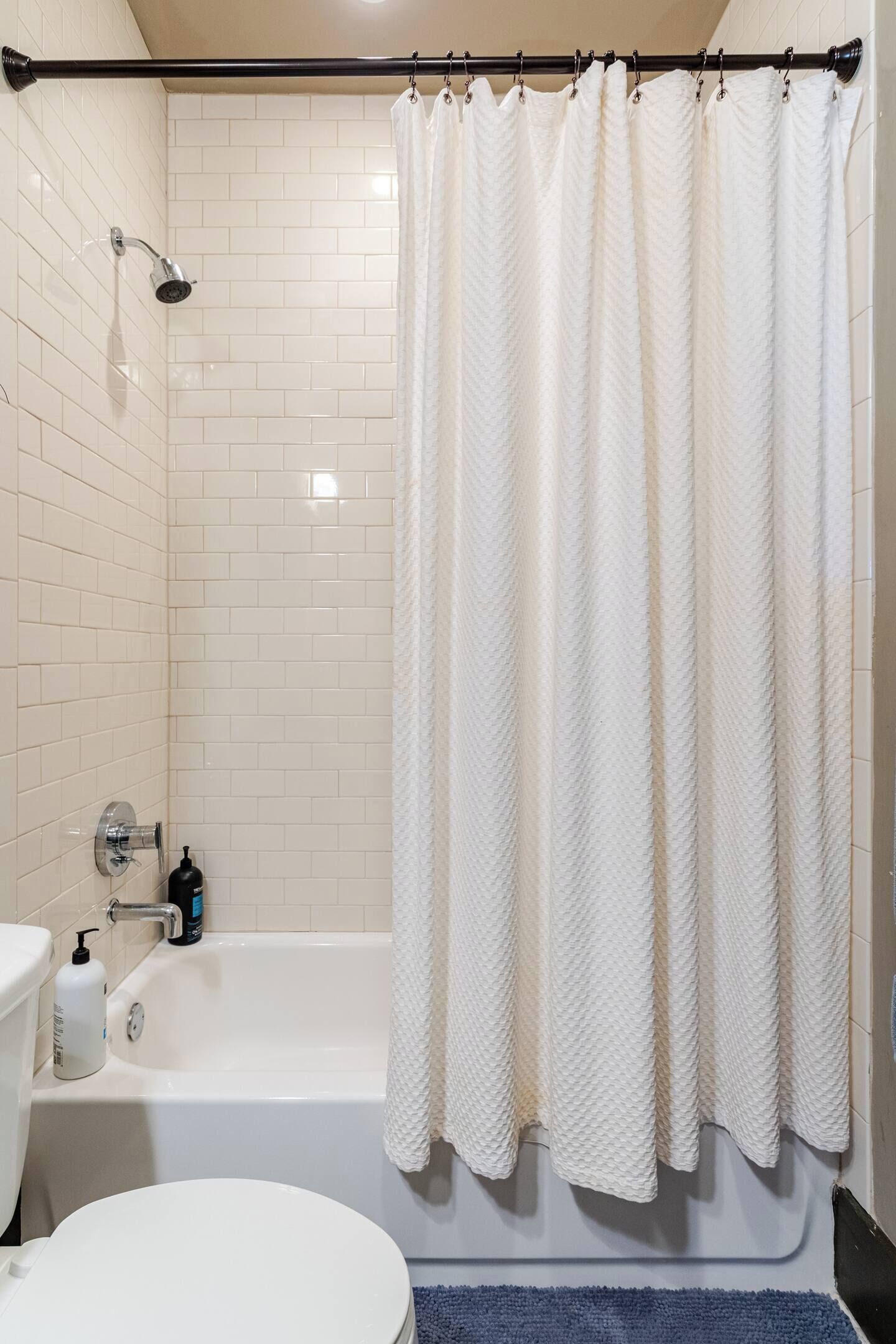 Ein Badezimmer mit einer weißen Badewanne, einer Toilette und einer Duschvorhang.