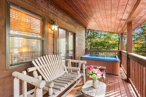 Outdoor spa tub - ★2BR Cabin Pigeon Forge w Hot Tub★Central Location (Sevierville)