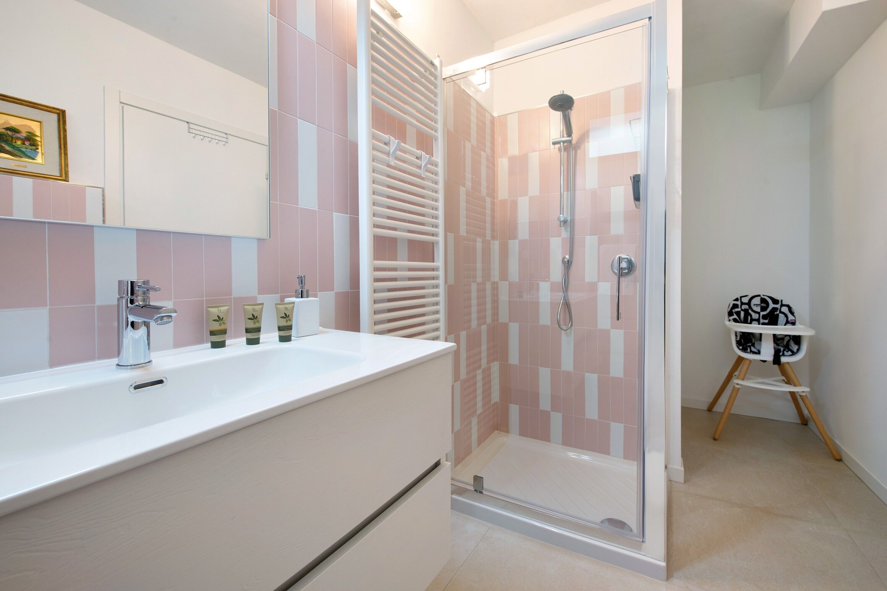 Een douche, een haardroger, handdoeken