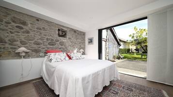 4 bedrooms, desk, iron/ironing board, free WiFi