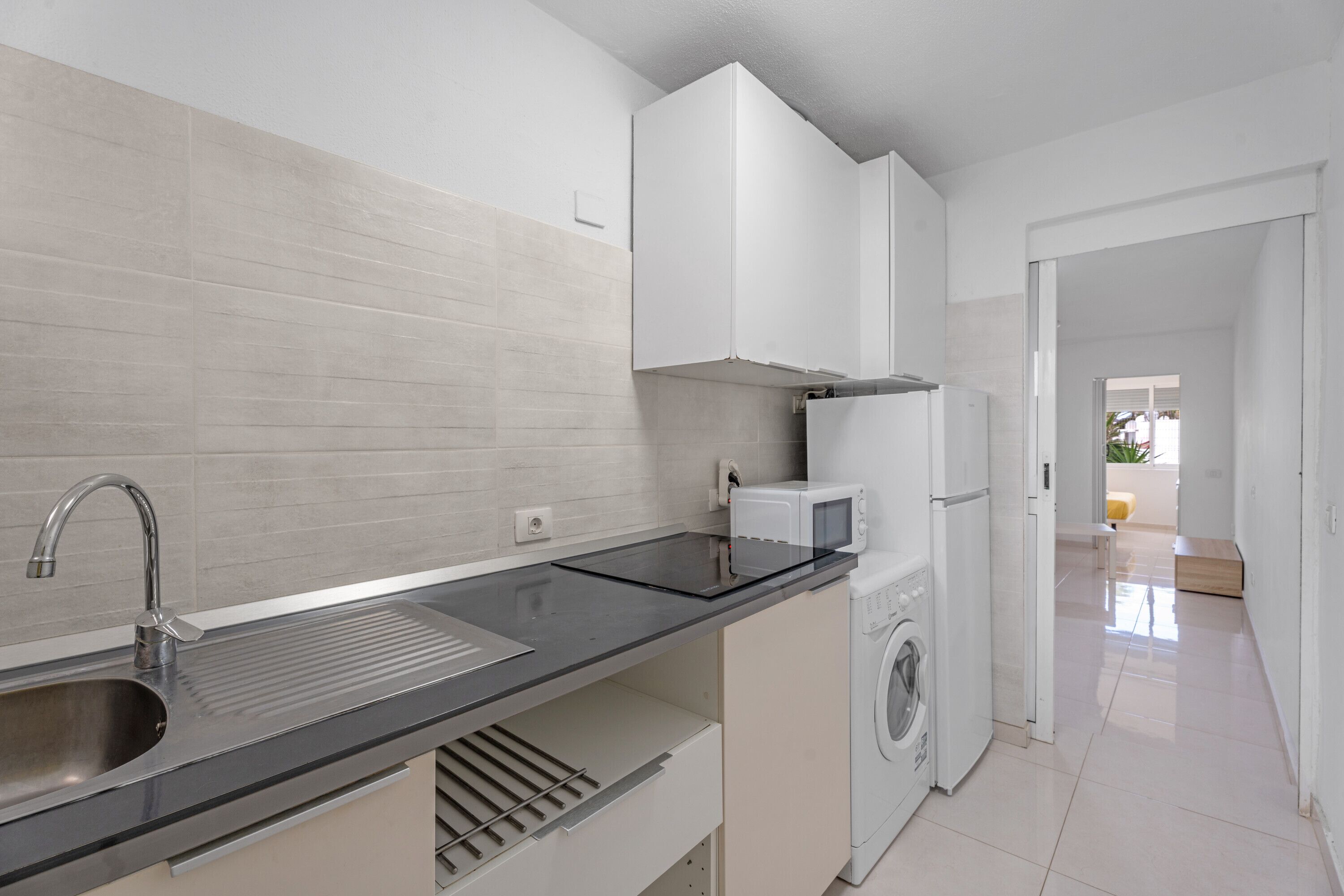 Køleskab, mikrobølgeovn, kogeplade, kaffe-/temaskine