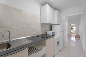 Kühlschrank, Mikrowelle, Herdplatte, Wasserkocher mit Kaffee-/Teezubehör