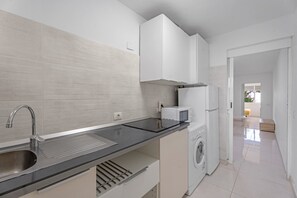 Jääkaappi, mikroaaltouuni, liesi, kahvin-/teenkeitin