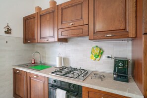 Fridge, microwave, oven, stovetop - Apartment 'La Casa Dei Nonni' with Sea View and Balcony (Albenga)