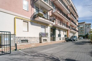 Exterior - Apartment 'La Casa Dei Nonni' with Sea View and Balcony (Albenga)