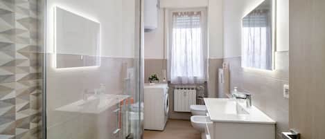 Dusche, Haartrockner, Handtücher