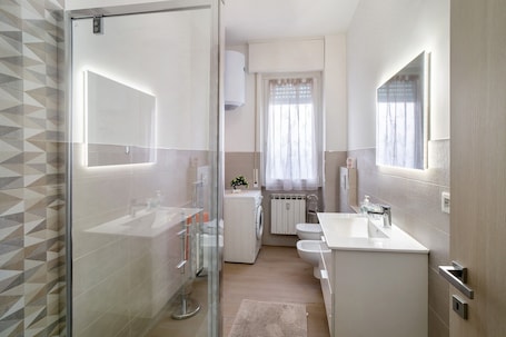 Shower, hair dryer, towels. Apartment 'La Casa Dei Nonni' with Sea View and Balcony