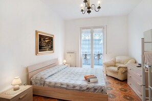 1 bedroom, iron/ironing board, free WiFi, bed sheets - Apartment 'La Casa Dei Nonni' with Sea View and Balcony (Albenga)