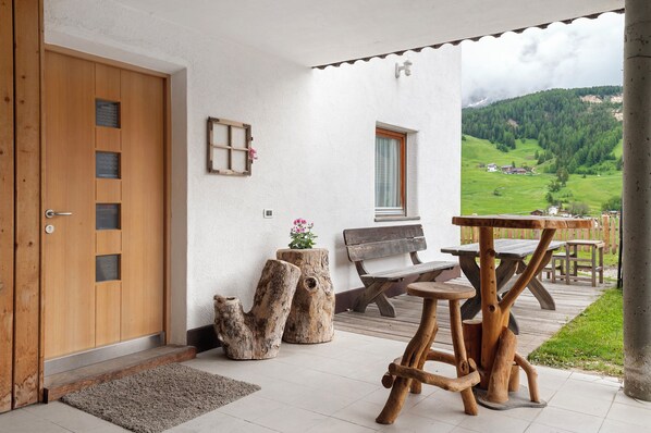 Outdoor dining - Apartment 'Paracia App Cir' with Sea View, Shared Garden and Wi-Fi (Badia)