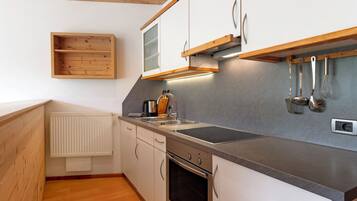 KĂŒhlschrank, Ofen, Herdplatte, GeschirrspĂŒler