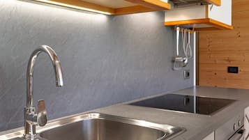 Een koelkast, een oven, een kookplaat, een vaatwasser