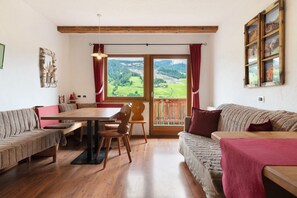 Living area - Apartment 'Paracia App La Vedla' with Sea View, Shared Garden and Wi-Fi (Badia)