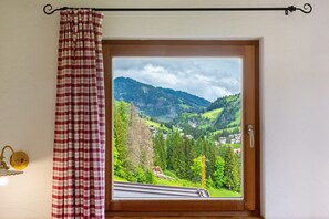 Interior - Apartment 'Paracia App La Vedla' with Sea View, Shared Garden and Wi-Fi (Badia)