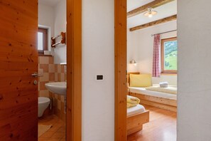 Shower, hair dryer, towels - Apartment 'Paracia App La Vedla' with Sea View, Shared Garden and Wi-Fi (Badia)