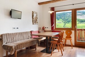 Dining - Apartment 'Paracia App La Vedla' with Sea View, Shared Garden and Wi-Fi (Badia)