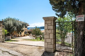 A stone gate with a sign indicating 'VARDIA ROOMS APARTMENTS.' - Apartment 'Vardia' with Private Terrace, Wi-Fi and Air Conditioning (Lefkada)