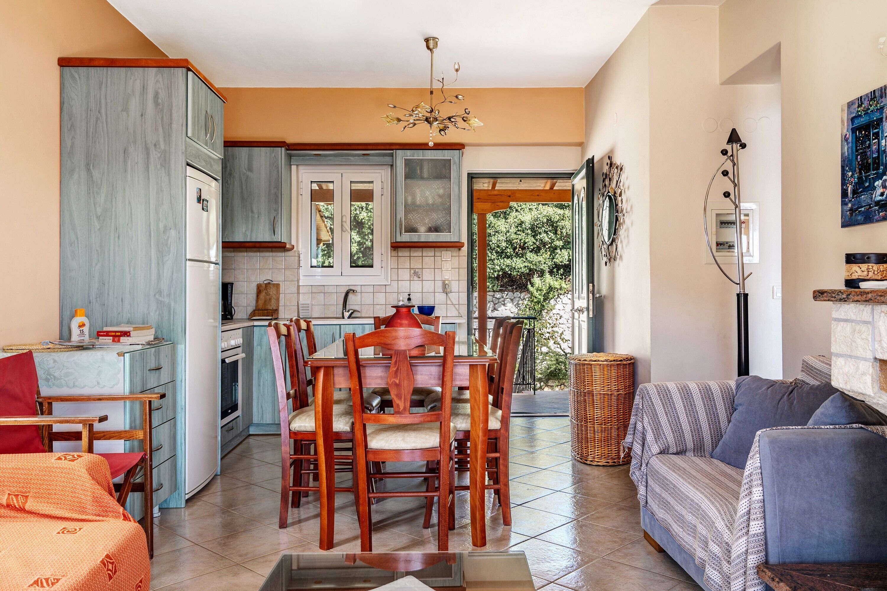 Un espace de vie compact comprenant un coin repas, une kitchenette et un coin salon.