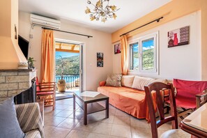 TV - Apartment 'Vardia' with Private Terrace, Wi-Fi and Air Conditioning (Lefkada)