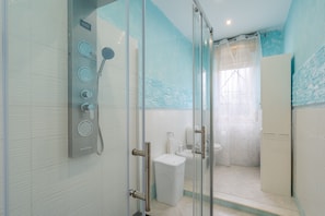 Een douche, een haardroger, handdoeken