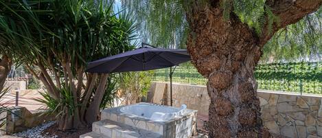 Outdoor spa tub