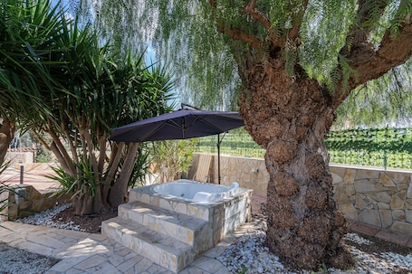 Idromassaggio all'aperto. Villa con Jacuzzi e Area Fitness – Spazi Privati e Aree Esclusive – Arenella Mare