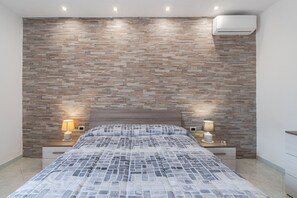 2 bedrooms, iron/ironing board, free WiFi, bed sheets - Apartment 'Appartamento In Villa Paradiso' with Private Terrace, Wi-Fi and Air Conditioning (Arenella)