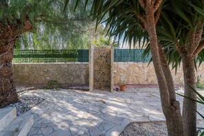 Property grounds - Apartment 'Appartamento In Villa Paradiso' with Private Terrace, Wi-Fi and Air Conditioning (Arenella)