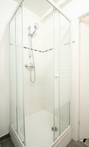 Dusche, Haartrockner, Handtücher