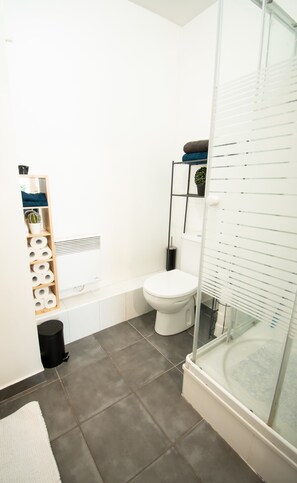 Shower, hair dryer, towels - Apartment 'Appartement Chic Avec Parking Paris' with Wi-Fi (Gentilly)