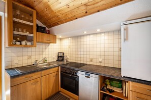 Fridge, oven, stovetop, dishwasher - Apartment 'Gartnerhof Sonnenblume' with Mountain View, Shared Garden and Wi-Fi (Gossensaß)