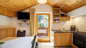 Réfrigérateur, un four, surface de cuisson, lave-vaisselle
